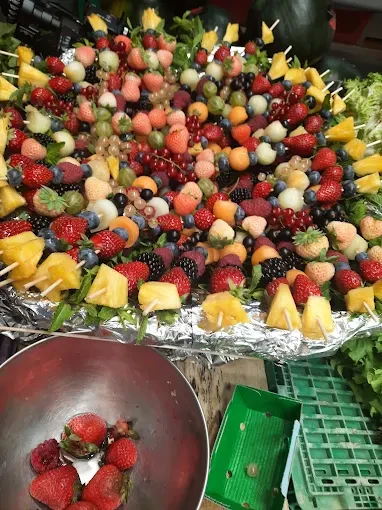 Préparation d’un généreux plateau de brochettes de fruits