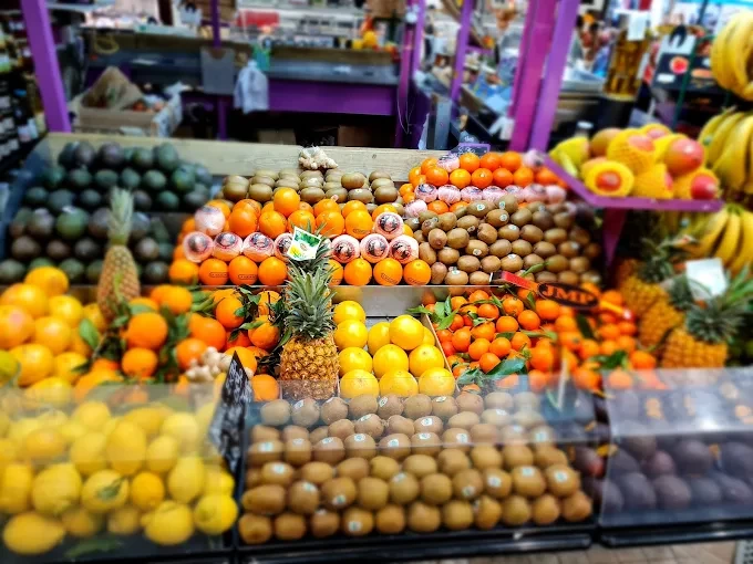 Étal du Verger des Ternes avec agrumes, kiwis et ananas