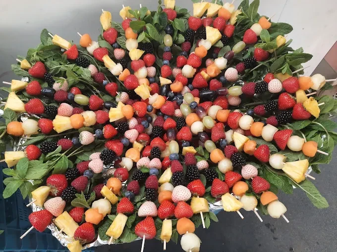 Grand plateau de brochettes de fruits préparé par le Verger des Ternes